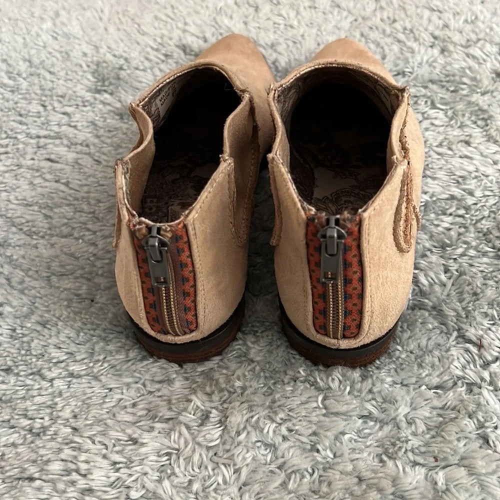 Tan suede booties by Band of Gypsies, size 6 - Picture 2 of 4